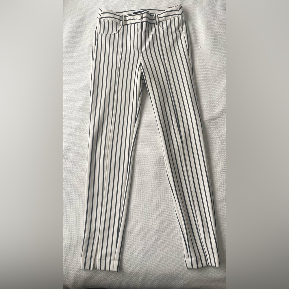 Social skinny white pants